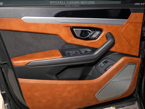 Used 2019 Lamborghini Urus AWD/4WD image 15