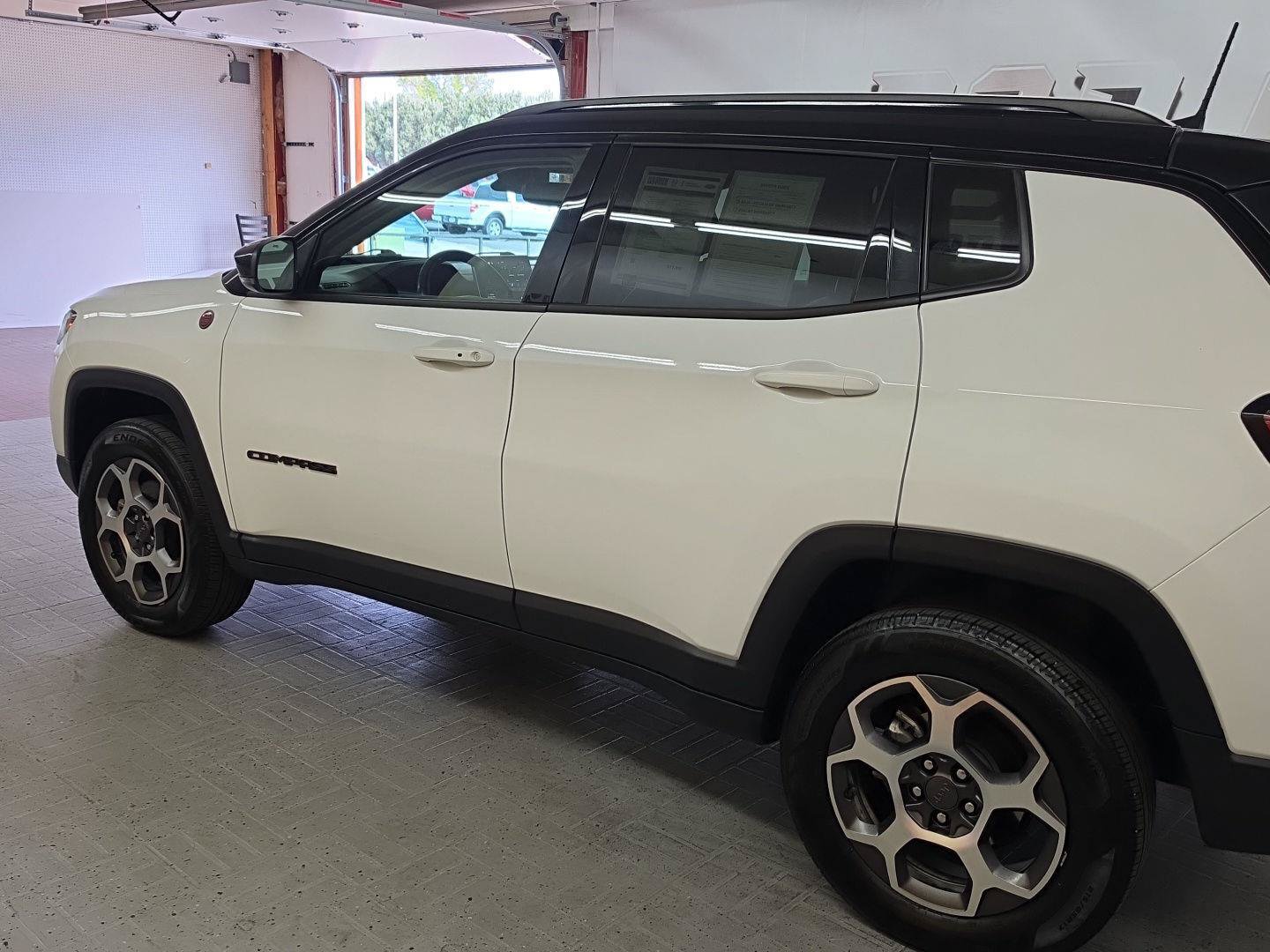 Used 2022 Jeep Compass Trailhawk w/ Trailhawk Convenience Group AWD/4WD image 3
