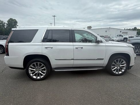 Used 2018 Cadillac Escalade Luxury AWD/4WD image 2
