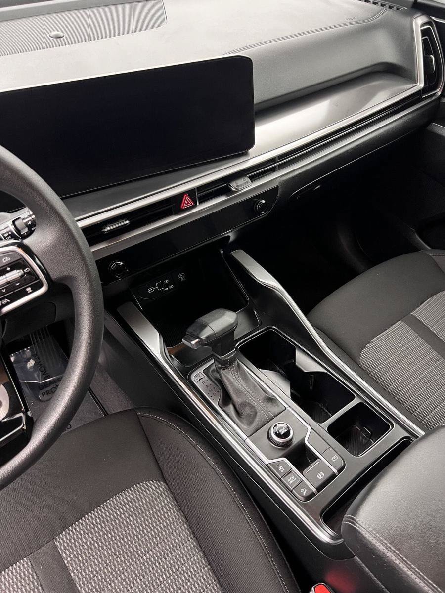 Used 2025 Kia Sorento LX FWD image 5