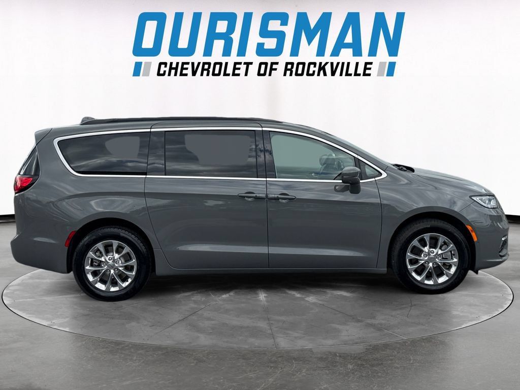 Used 2022 Chrysler Pacifica Touring-L w/ Uconnect Theater Family Group AWD/4WD image 7