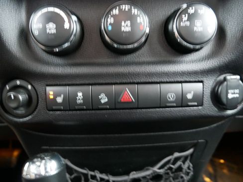 Used 2014 Jeep Wrangler Sahara w/ Dual Top Group image 28