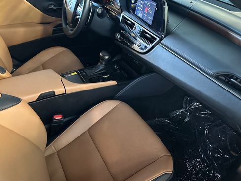 Used 2025 Lexus ES 300h w/ Premium Package FWD image 29