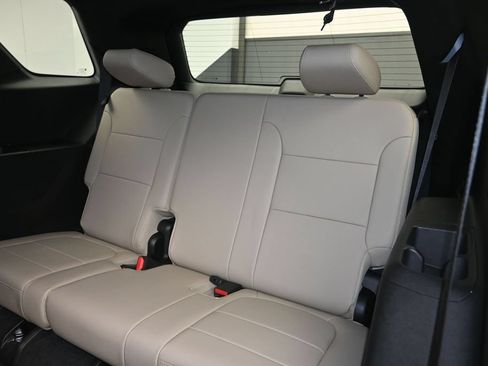 Used 2023 Chevrolet Traverse LT FWD image 23