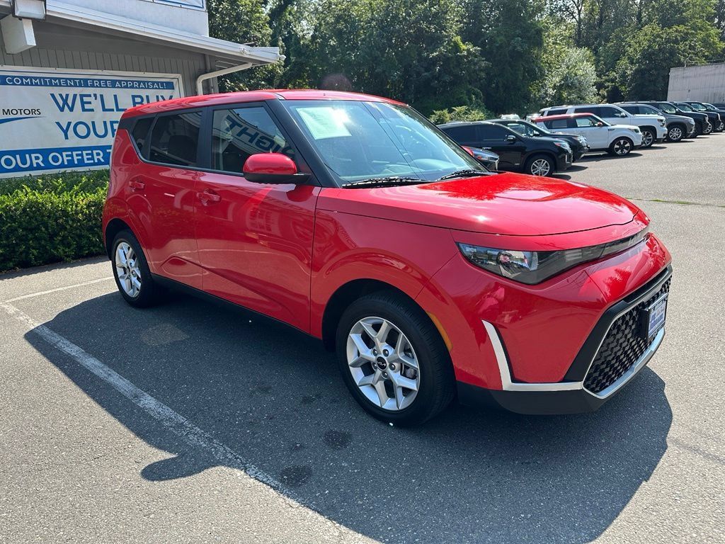 Used 2023 Kia Soul LX w/ LX Technology Package FWD image 3