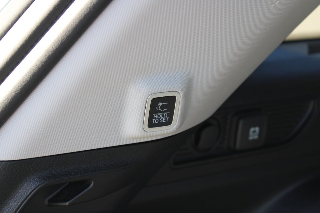 Used 2023 Jeep Grand Cherokee Limited w/ Luxury Tech Group II RWD image 9