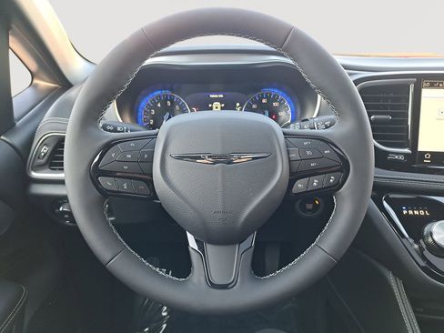 New 2026 Chrysler Pacifica Limited w/ Uconnect Theater Family Group image 20