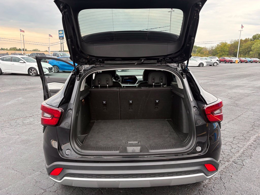 Used 2025 Chevrolet Trax LT FWD image 12