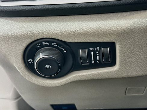 Used 2024 Chrysler Pacifica Touring-L FWD image 16