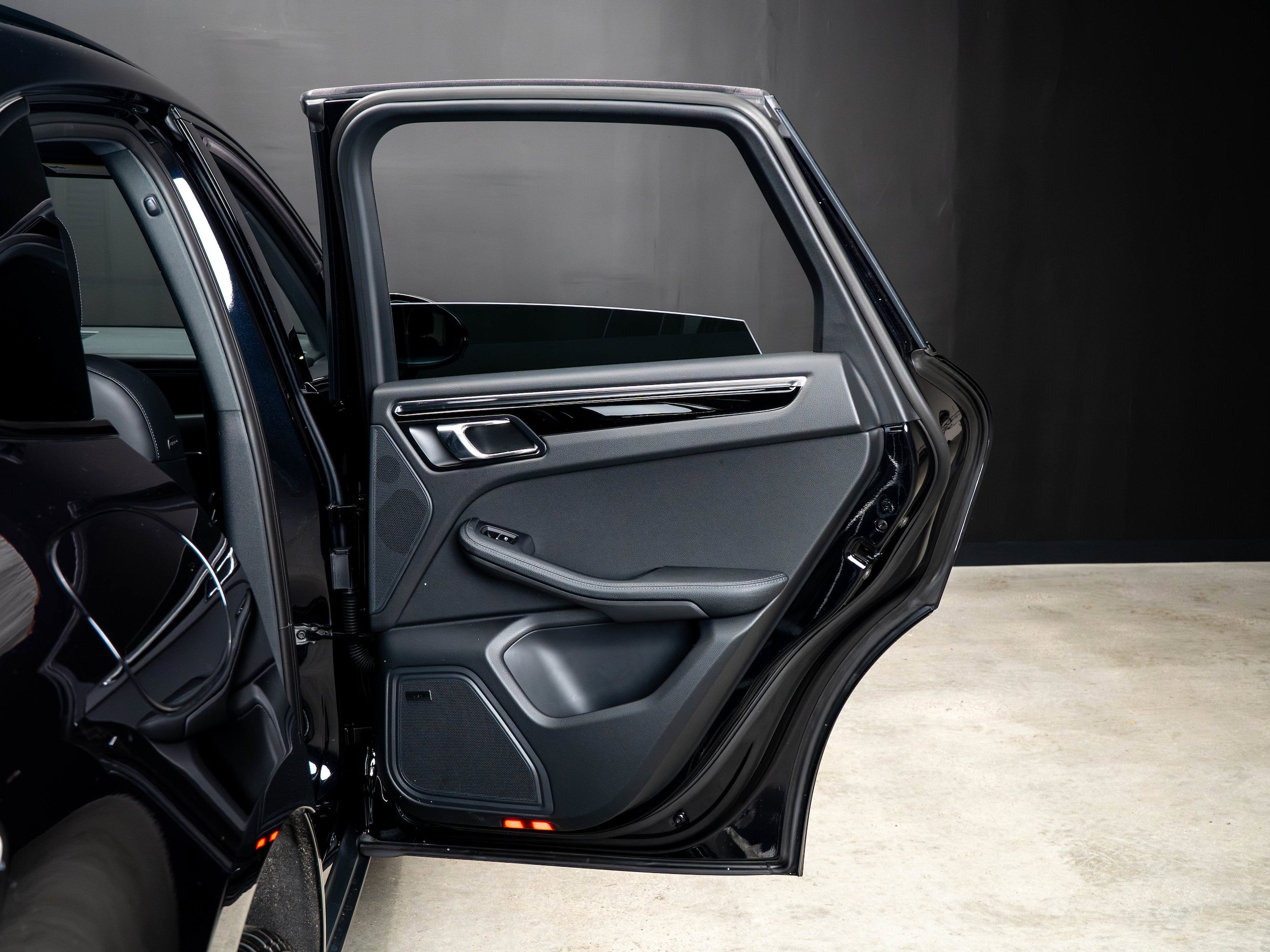 Certified 2025 Porsche Macan AWD/4WD image 38