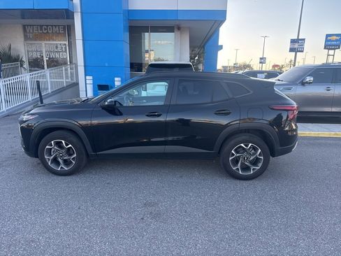 Used 2024 Chevrolet Trax LT w/ LT Convenience Package image 11