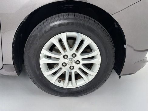 Used 2015 Toyota Sienna XLE image 37
