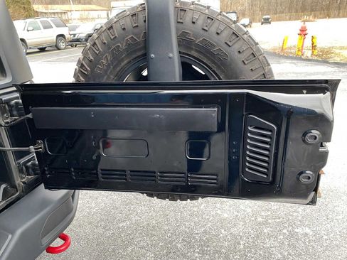 Used 2016 Jeep Wrangler Unlimited Rubicon image 31