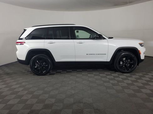 New 2025 Jeep Grand Cherokee Altitude image 3