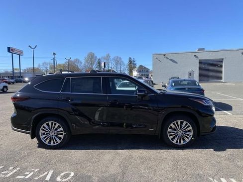 New 2026 Toyota Highlander Platinum AWD/4WD image 2