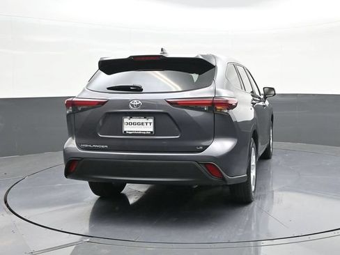 Used 2024 Toyota Highlander LE FWD image 11