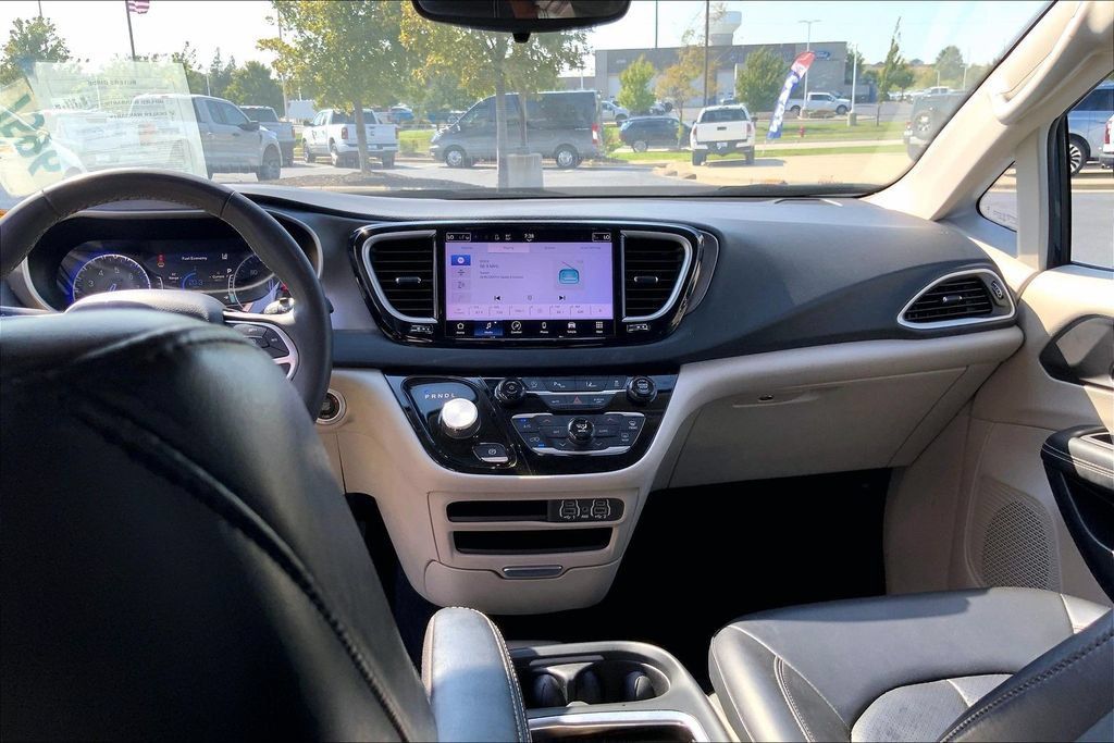 Used 2023 Chrysler Pacifica Touring-L FWD image 10