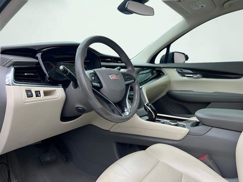 Used 2021 Cadillac XT6 Premium Luxury FWD image 2