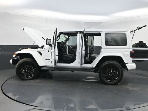 Used 2022 Jeep Wrangler Unlimited Sahara AWD/4WD image 37