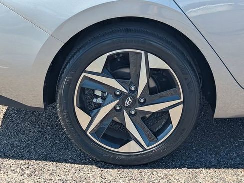 Used 2023 Hyundai Elantra SEL w/ Convenience Package image 9