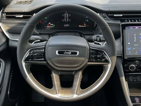 Used 2022 Jeep Grand Cherokee Overland AWD/4WD image 13