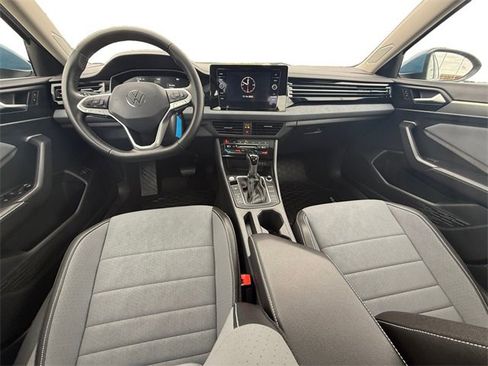 Used 2025 Volkswagen Jetta SE w/ Sunroof Package image 12