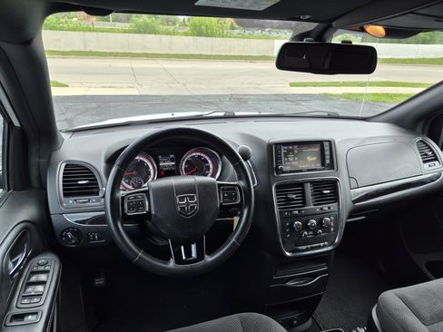 Used 2019 Dodge Grand Caravan SE FWD image 16