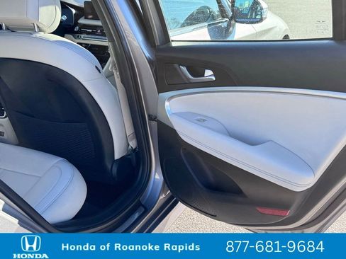 Used 2024 Genesis G70 2.5T image 25