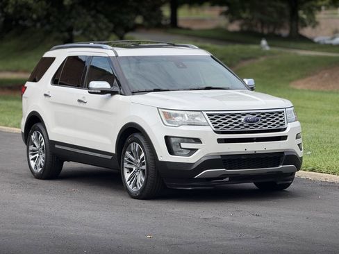 Used 2017 Ford Explorer Platinum image 3