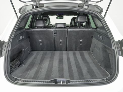 Used 2025 Mercedes-Benz GLC 300 4MATIC image 11