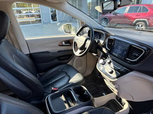 Used 2017 Chrysler Pacifica Touring-L w/ Tire & Wheel Group FWD image 46