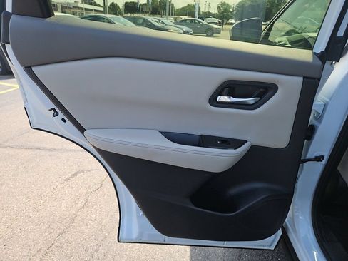 Used 2025 Nissan Rogue SV AWD/4WD image 18