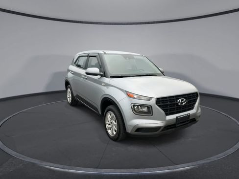 Used 2022 Hyundai Venue SE FWD image 2