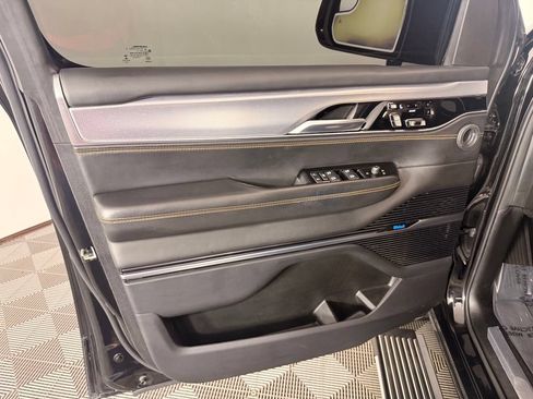 Used 2022 Jeep Grand Wagoneer Series III w/ Rear Seat Video Group 1 AWD/4WD image 24