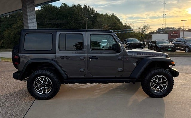 Used 2024 Jeep Wrangler Unlimited Rubicon w/ Technology Group AWD/4WD image 2