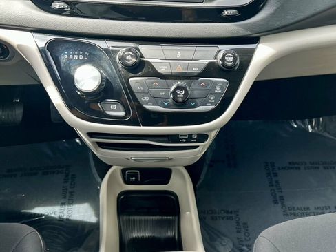 Used 2017 Chrysler Pacifica LX w/ Tire & Wheel Group FWD image 27