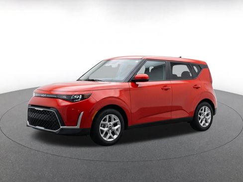 Used 2025 Kia Soul LX w/ LX Technology Package FWD image 3