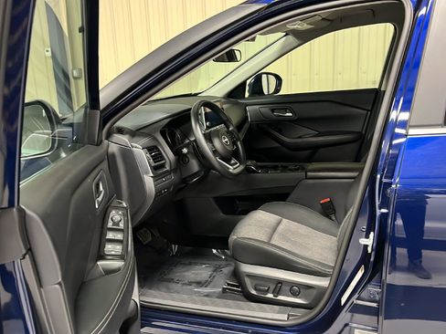 Used 2024 Nissan Rogue SV image 10