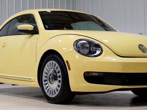Used 2015 Volkswagen Beetle 1.8T FWD image 1