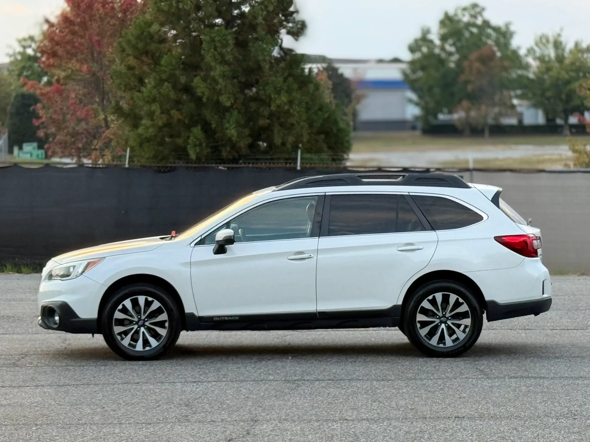 Used 2017 Subaru Outback 2.5i Limited AWD/4WD image 8