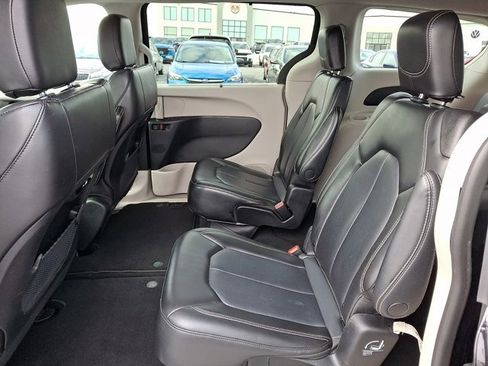 Certified 2023 Chrysler Pacifica Touring-L image 13