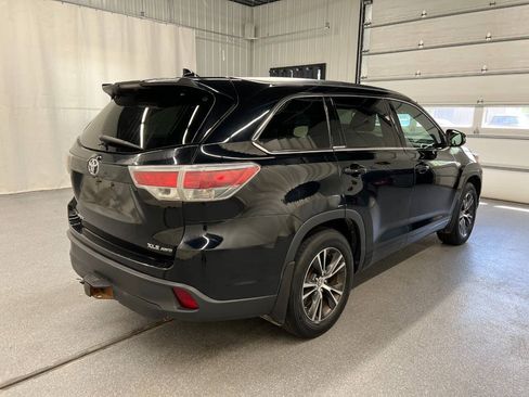Used 2016 Toyota Highlander XLE AWD/4WD image 4