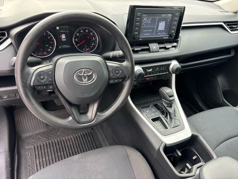 Used 2022 Toyota RAV4 LE FWD image 11