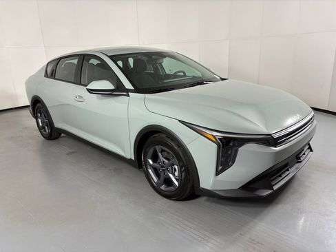 New 2026 Kia K4 LXS image 2