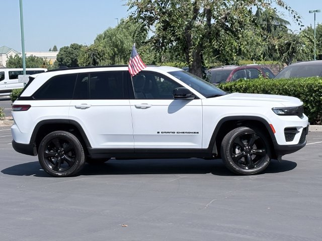 Used 2023 Jeep Grand Cherokee Altitude AWD/4WD image 4