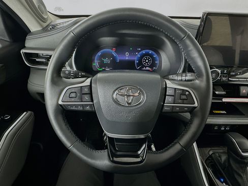 Used 2024 Toyota Highlander Platinum image 11