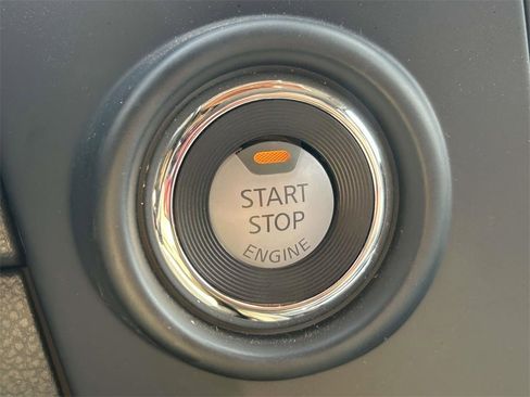 Used 2024 Nissan Titan SV w/ SV Convenience Package image 24