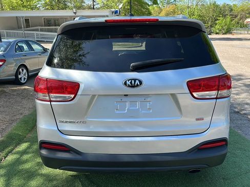 Used 2016 Kia Sorento LX image 6