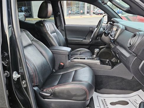 Used 2022 Toyota Tacoma TRD Off-Road w/ Technology Package image 14