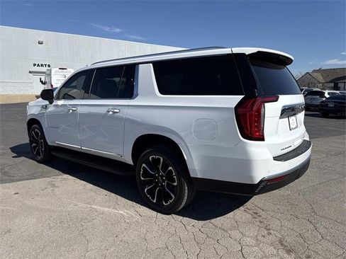Used 2023 GMC Yukon XL SLT image 2